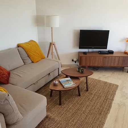 Διαμέρισμα 2 Bedroom In A Secure In With A Shared Pool And Close To The Center - 2301 *