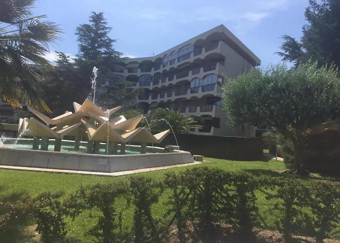 2 Bedroom In A Secure In With A Shared Pool And Close To The Center - 2301 * Mandelieu